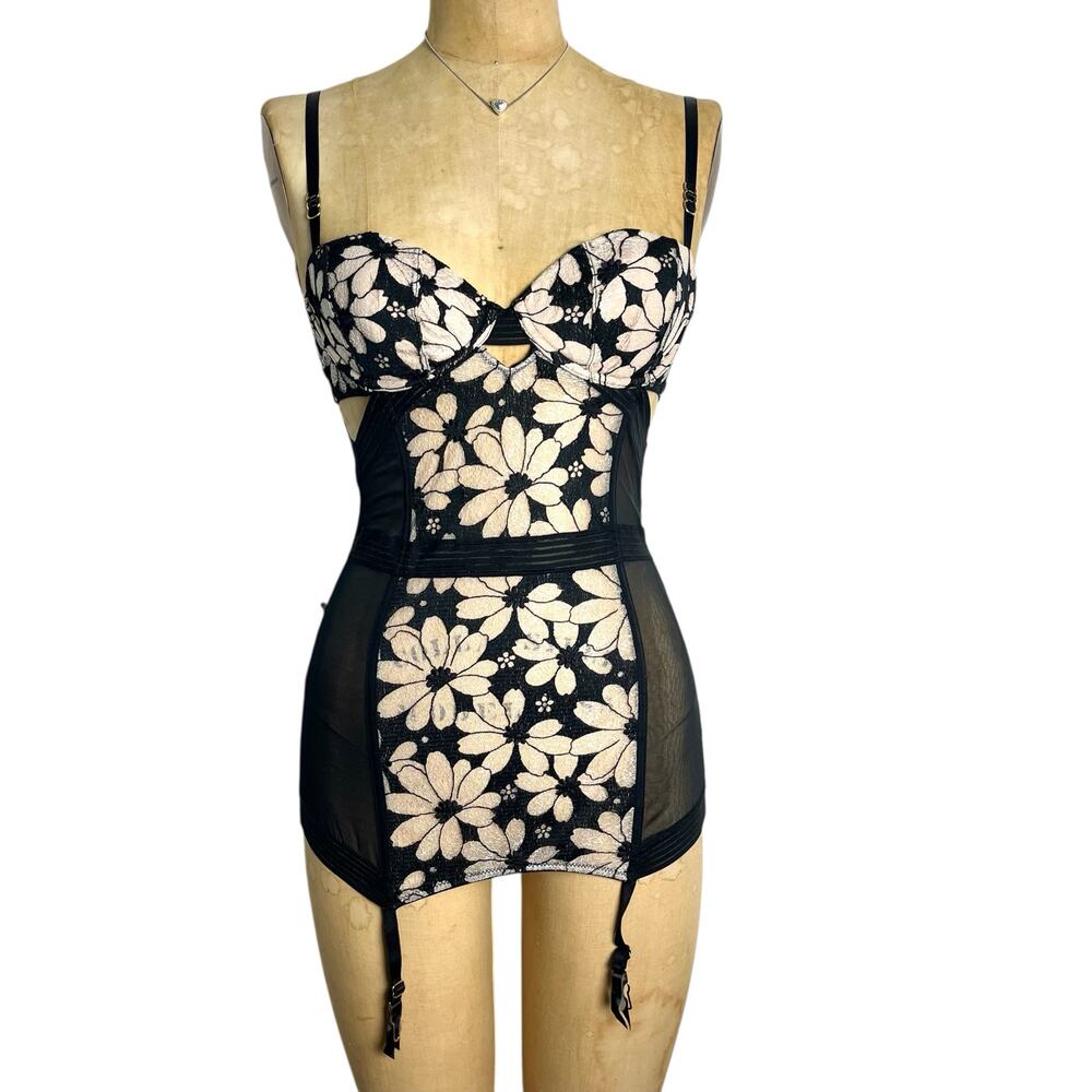 Victoria’s Secret Lace Corset‎ Lingerie Black Cream XS 34B Garter